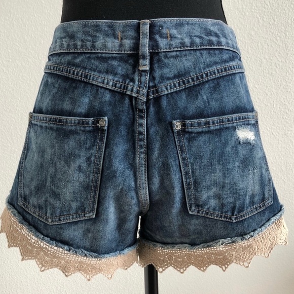 Free People Daisy Chain Lace Trim Distressed Jean Shorts Size 27 - Picture 4 of 7